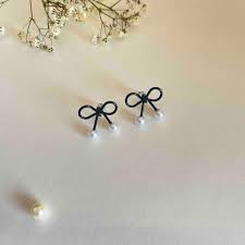 whimsical bow with pearls - Image 3