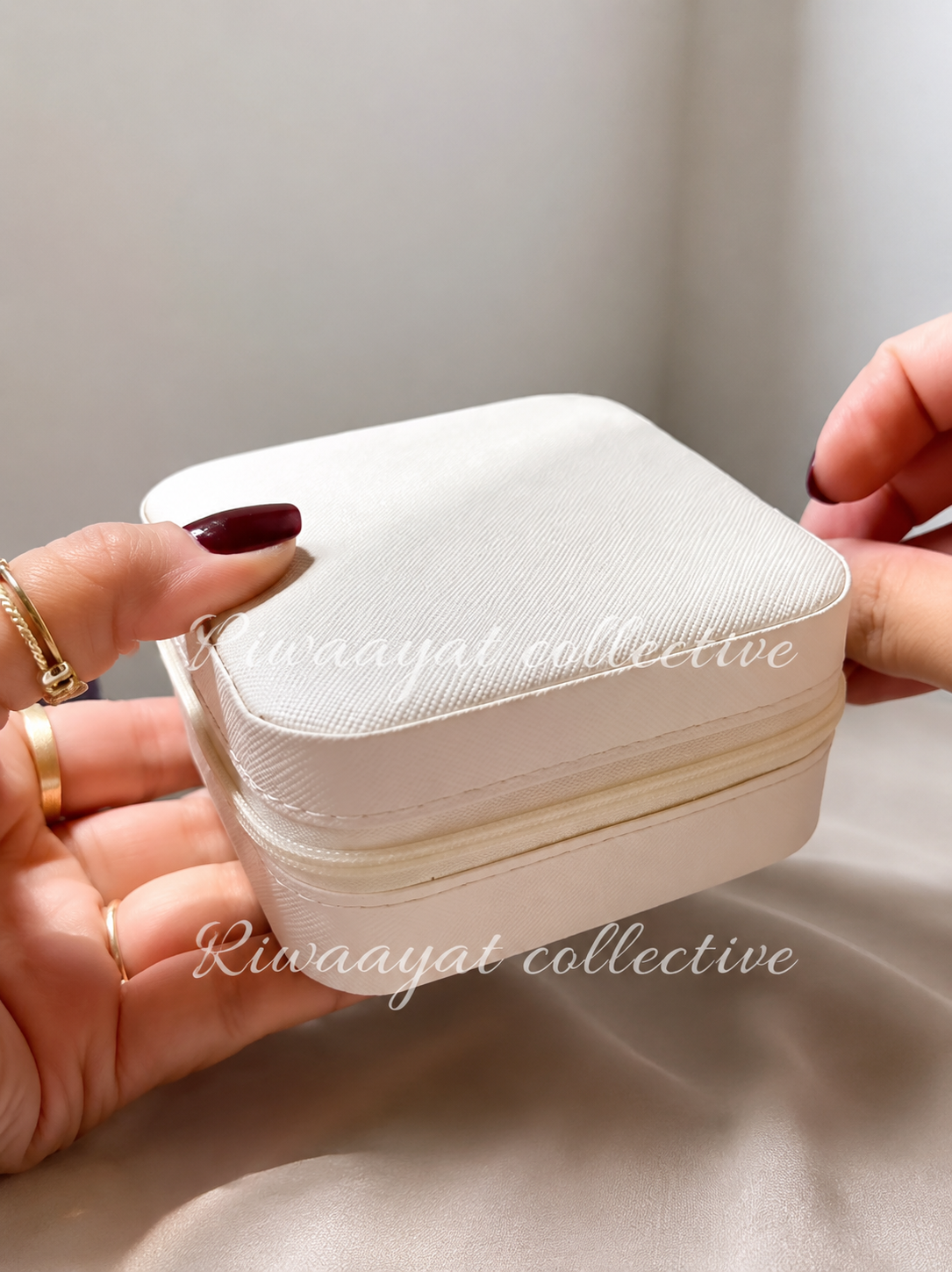 Minimalist Portable Compact Jewelry Organizer - Image 3